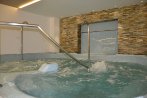 Vasca idromassaggio area wellness Terme Pejo